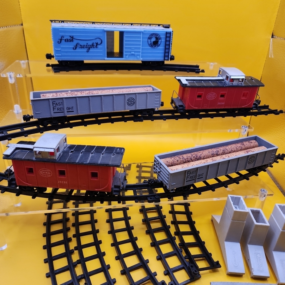 Vintage 60s HO Scale Marx NYC Northern Pacific Fast Freight Train Cars & Tracks